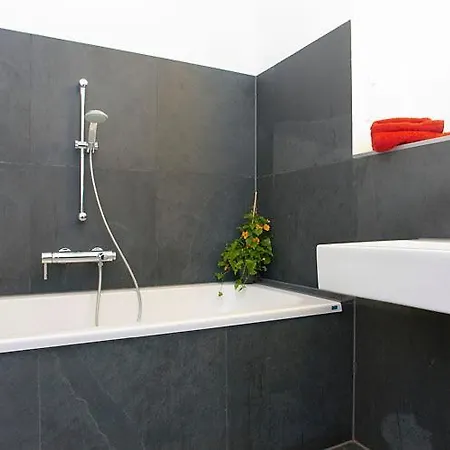 Spacious Friedrichshain شقة